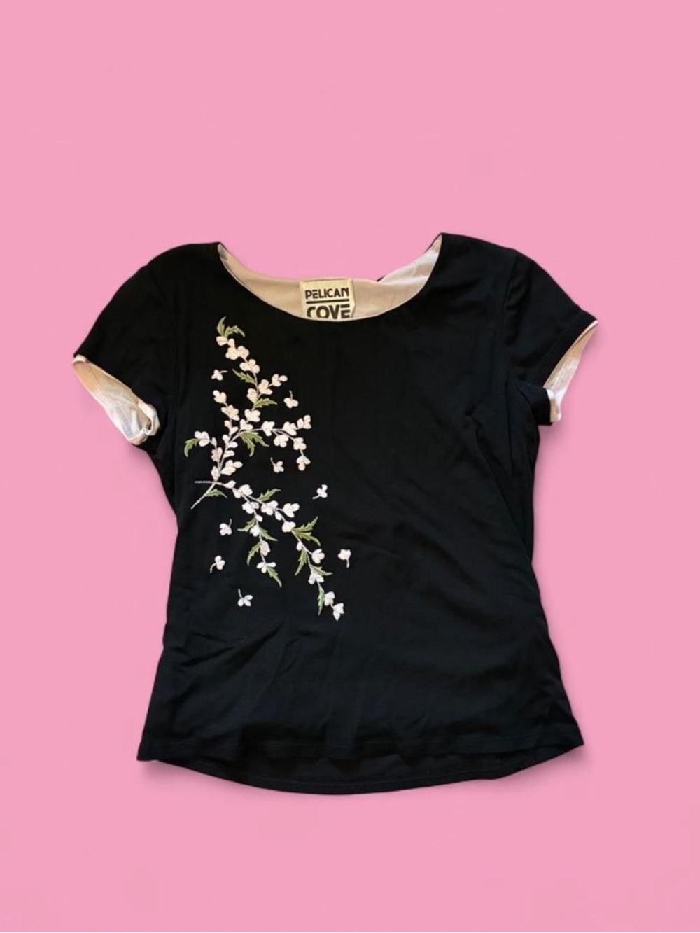 🍒Black & white floral embroidered baby tee🍒
